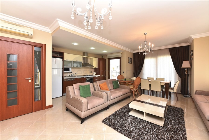 ضمن مجمع على البحر مباشرة - شقة غرفتين وصالة - في مركز الانيا 