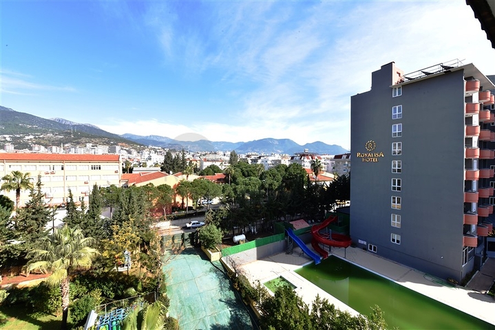 ضمن مجمع على البحر مباشرة - شقة غرفتين وصالة - في مركز الانيا 