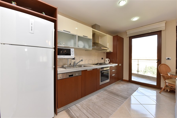 ضمن مجمع على البحر مباشرة - شقة غرفتين وصالة - في مركز الانيا 