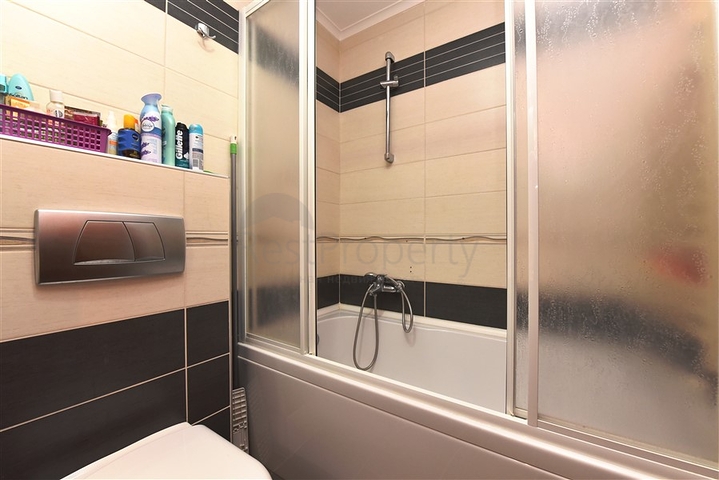 ضمن مجمع على البحر مباشرة - شقة غرفتين وصالة - في مركز الانيا 