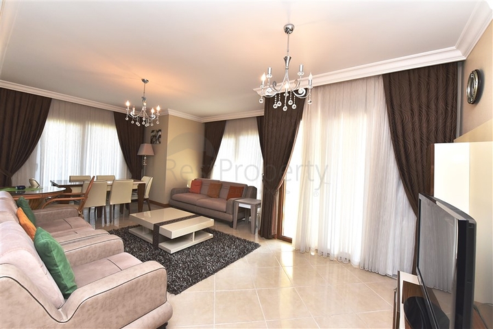 ضمن مجمع على البحر مباشرة - شقة غرفتين وصالة - في مركز الانيا 