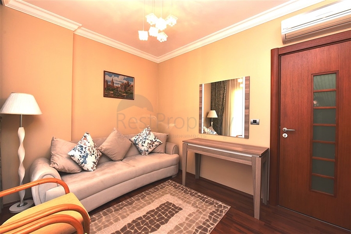 ضمن مجمع على البحر مباشرة - شقة غرفتين وصالة - في مركز الانيا 