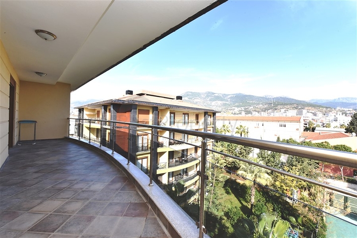 ضمن مجمع على البحر مباشرة - شقة غرفتين وصالة - في مركز الانيا 