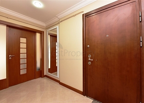 ضمن مجمع على البحر مباشرة - شقة غرفتين وصالة - في مركز الانيا 