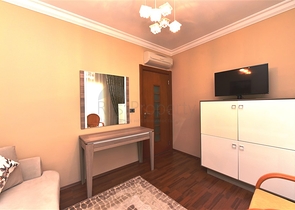 ضمن مجمع على البحر مباشرة - شقة غرفتين وصالة - في مركز الانيا 