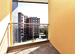 ضمن مجمع على البحر مباشرة - شقة غرفتين وصالة - في مركز الانيا 