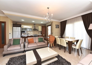 ضمن مجمع على البحر مباشرة - شقة غرفتين وصالة - في مركز الانيا 