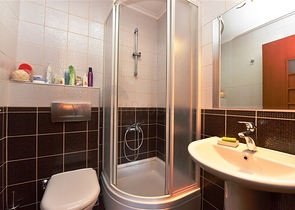 ضمن مجمع على البحر مباشرة - شقة غرفتين وصالة - في مركز الانيا 