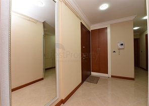 ضمن مجمع على البحر مباشرة - شقة غرفتين وصالة - في مركز الانيا 