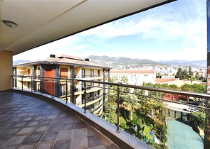 ضمن مجمع على البحر مباشرة - شقة غرفتين وصالة - في مركز الانيا 