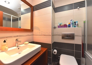 ضمن مجمع على البحر مباشرة - شقة غرفتين وصالة - في مركز الانيا 