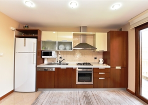 ضمن مجمع على البحر مباشرة - شقة غرفتين وصالة - في مركز الانيا 