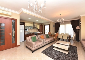 ضمن مجمع على البحر مباشرة - شقة غرفتين وصالة - في مركز الانيا 