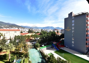 ضمن مجمع على البحر مباشرة - شقة غرفتين وصالة - في مركز الانيا 