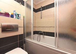 ضمن مجمع على البحر مباشرة - شقة غرفتين وصالة - في مركز الانيا 