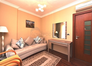 ضمن مجمع على البحر مباشرة - شقة غرفتين وصالة - في مركز الانيا 