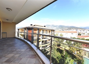 ضمن مجمع على البحر مباشرة - شقة غرفتين وصالة - في مركز الانيا 