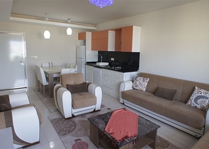 شقة مفروشة - غرفة نوم وصالة - ضمن مجمع قريب من البحر والخدمات - الانيا / مهموتلار 