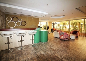 شقة مفروشة - غرفة نوم وصالة - ضمن مجمع قريب من البحر والخدمات - الانيا / مهموتلار 