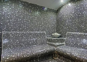 شقة مفروشة - غرفة نوم وصالة - ضمن مجمع قريب من البحر والخدمات - الانيا / مهموتلار 