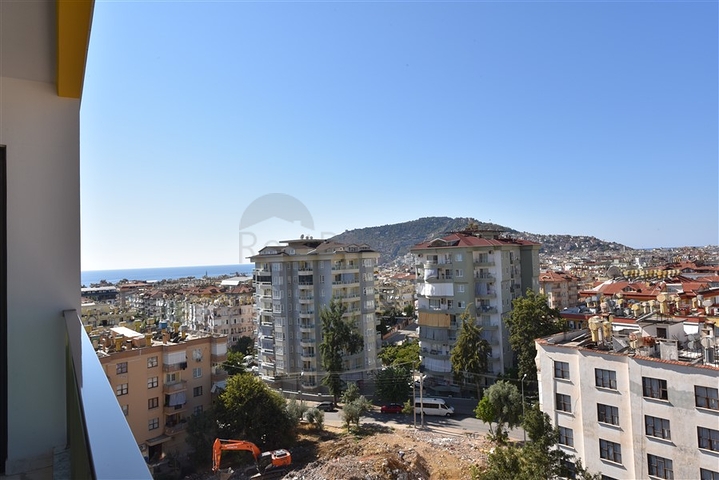 اطلالة بحر وقلعة - شقة غرفتين وصالة ضمن مجمع فاخر - في مركز الانيا