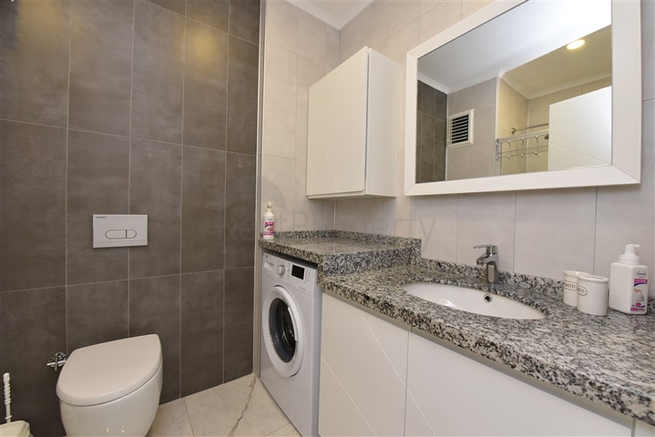 اطلالة بحر وقلعة - شقة غرفتين وصالة ضمن مجمع فاخر - في مركز الانيا