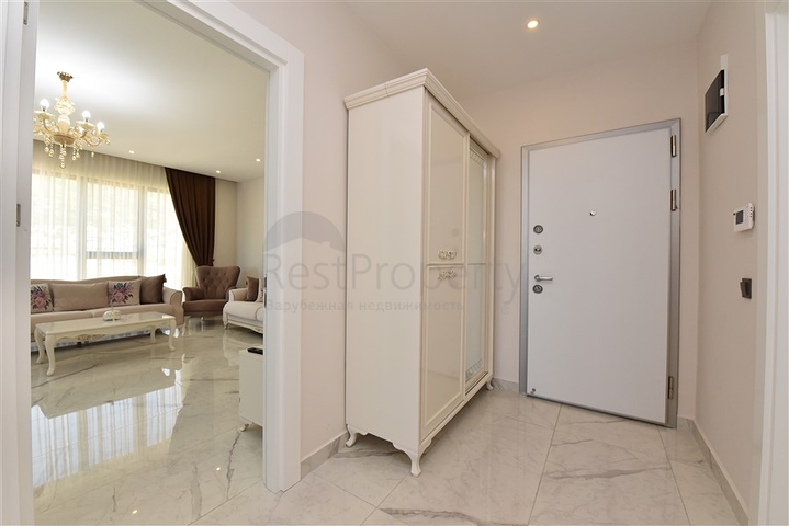 اطلالة بحر وقلعة - شقة غرفتين وصالة ضمن مجمع فاخر - في مركز الانيا