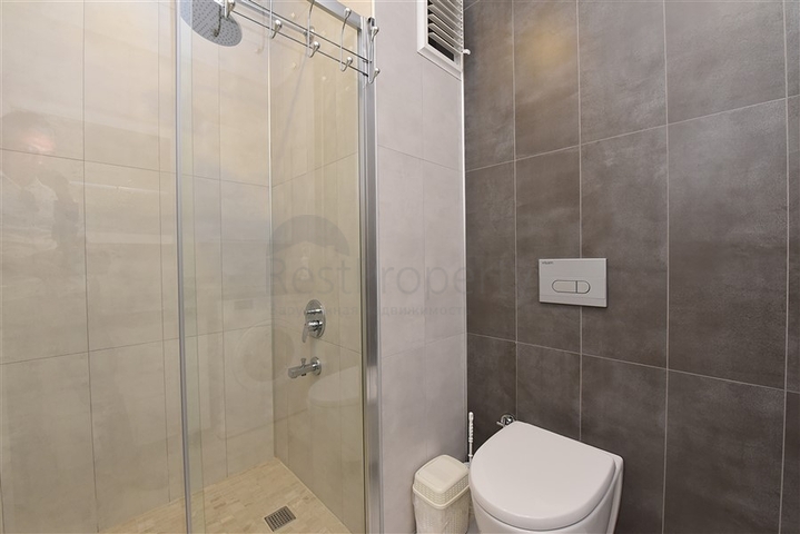 اطلالة بحر وقلعة - شقة غرفتين وصالة ضمن مجمع فاخر - في مركز الانيا