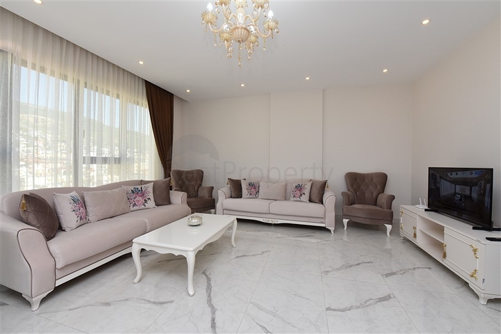 اطلالة بحر وقلعة - شقة غرفتين وصالة ضمن مجمع فاخر - في مركز الانيا