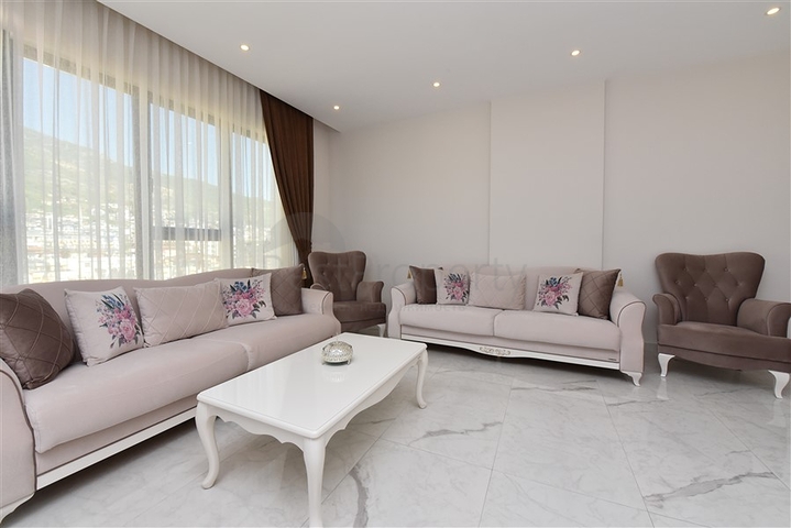 اطلالة بحر وقلعة - شقة غرفتين وصالة ضمن مجمع فاخر - في مركز الانيا