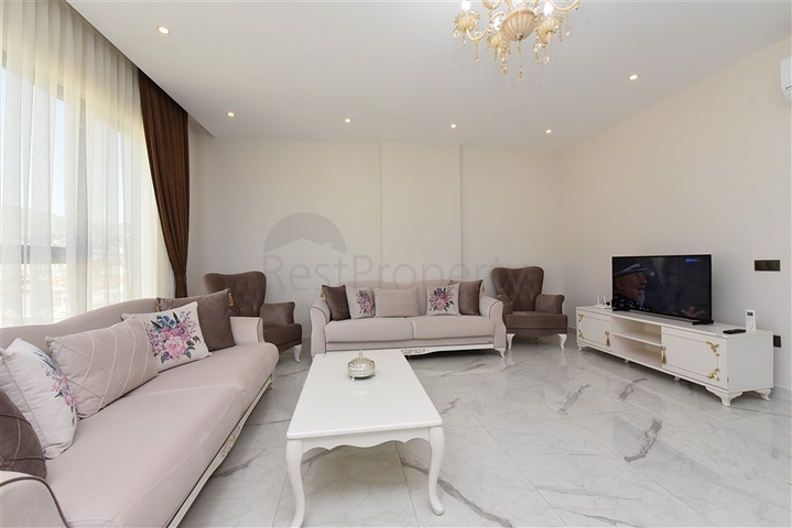 اطلالة بحر وقلعة - شقة غرفتين وصالة ضمن مجمع فاخر - في مركز الانيا