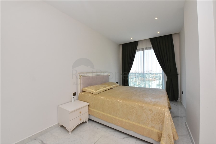 اطلالة بحر وقلعة - شقة غرفتين وصالة ضمن مجمع فاخر - في مركز الانيا