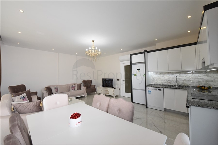 اطلالة بحر وقلعة - شقة غرفتين وصالة ضمن مجمع فاخر - في مركز الانيا