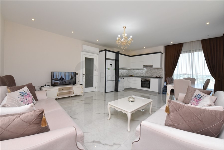 اطلالة بحر وقلعة - شقة غرفتين وصالة ضمن مجمع فاخر - في مركز الانيا