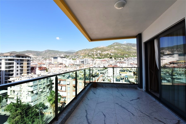 اطلالة بحر وقلعة - شقة غرفتين وصالة ضمن مجمع فاخر - في مركز الانيا