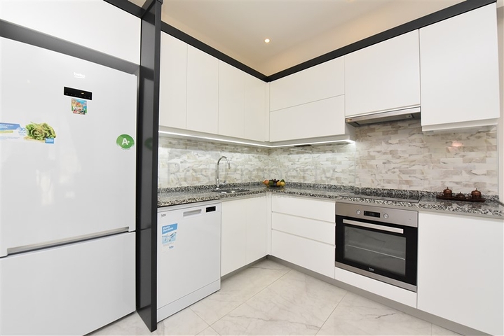 اطلالة بحر وقلعة - شقة غرفتين وصالة ضمن مجمع فاخر - في مركز الانيا