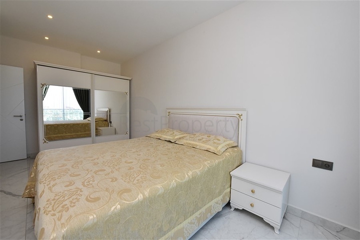 اطلالة بحر وقلعة - شقة غرفتين وصالة ضمن مجمع فاخر - في مركز الانيا