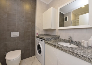 اطلالة بحر وقلعة - شقة غرفتين وصالة ضمن مجمع فاخر - في مركز الانيا