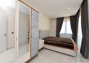 اطلالة بحر وقلعة - شقة غرفتين وصالة ضمن مجمع فاخر - في مركز الانيا