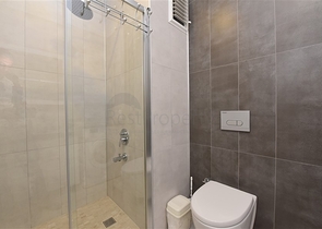 اطلالة بحر وقلعة - شقة غرفتين وصالة ضمن مجمع فاخر - في مركز الانيا