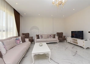 اطلالة بحر وقلعة - شقة غرفتين وصالة ضمن مجمع فاخر - في مركز الانيا