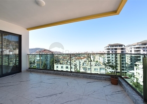 اطلالة بحر وقلعة - شقة غرفتين وصالة ضمن مجمع فاخر - في مركز الانيا