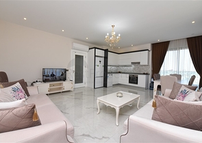 اطلالة بحر وقلعة - شقة غرفتين وصالة ضمن مجمع فاخر - في مركز الانيا