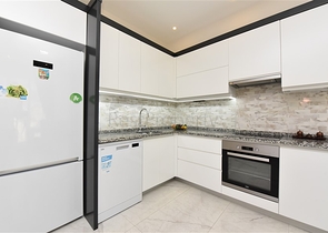 اطلالة بحر وقلعة - شقة غرفتين وصالة ضمن مجمع فاخر - في مركز الانيا