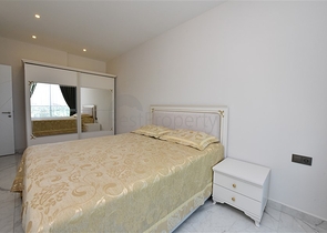 اطلالة بحر وقلعة - شقة غرفتين وصالة ضمن مجمع فاخر - في مركز الانيا