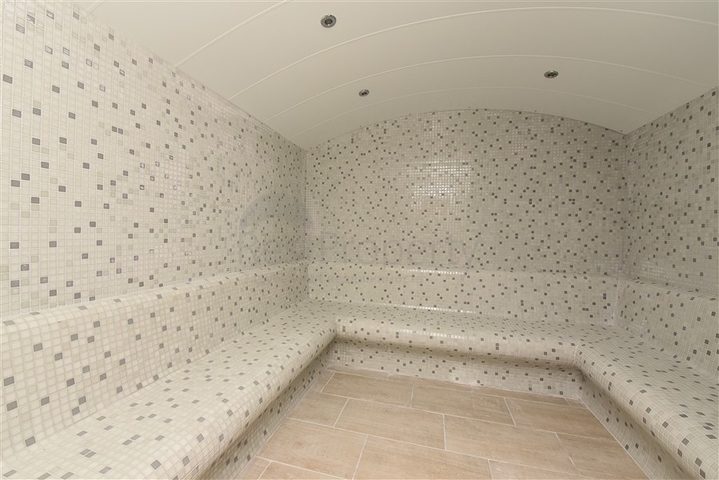 وسط الطبيعة - شقة عائلية 3 غرف وصالة -ضمن مجمع حديث -افسلار/ الانيا 