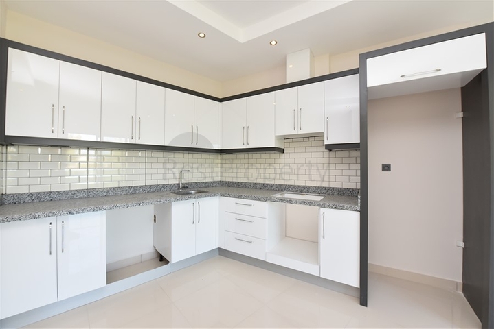 وسط الطبيعة - شقة عائلية 3 غرف وصالة -ضمن مجمع حديث -افسلار/ الانيا 