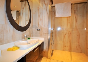 مجمع على البحر مباشرة في كاستل - شقة غرفة وصالة مفروشة بأناقة -في كاستل / الانيا 