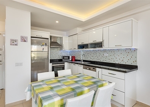 شقة اطلالة بحر - غرفة وصالة -ضمن مجمع بخدمات 5 نجوم -في افسلار / الانيا 