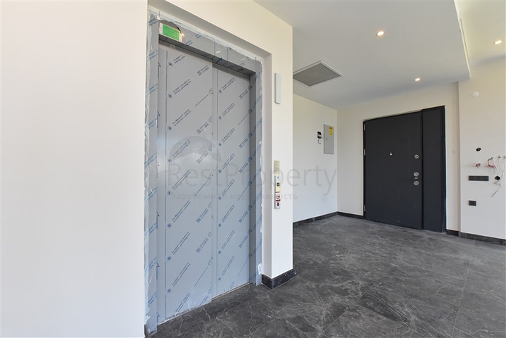 فيلا على البحر مباشرة -5 غرف وصالة -مسبح خاص -في كارجيجاك / الانيا 